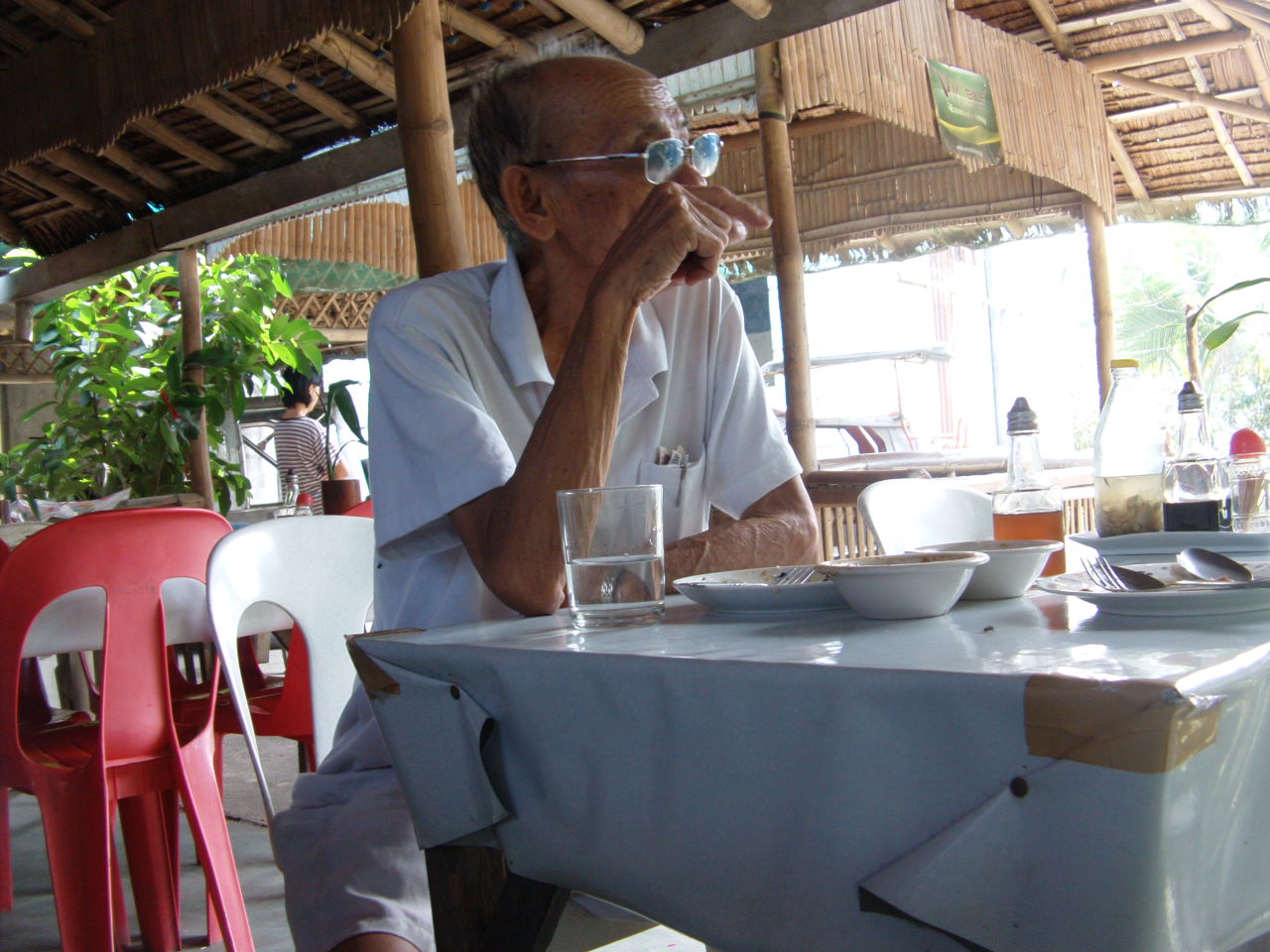 Si Tatay, matapos kumain ng Menudo...